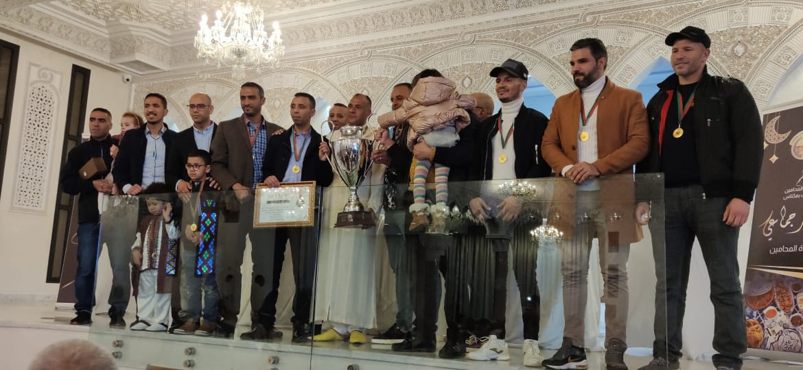 الاستاد النقيب عبد الواحد الانصاري يسلم الكاس الفضية لفريق موظفي السجن المحلي تولال مكناس الفائز بالنسخة الثالثة للدوري التضامني الرمضاني لكرة القدم المنظم من طرف جمعية المحامين الشباب بمكناس الاستاد النقيب عبد الواحد الانصاري يسلم الكاس الفضية لفريق موظفي السجن المحلي تولال مكناس الفائز بالنسخة الثالثة للدوري التضامني الرمضاني لكرة القدم المنظم من طرف جمعية المحامين الشباب بمكناس