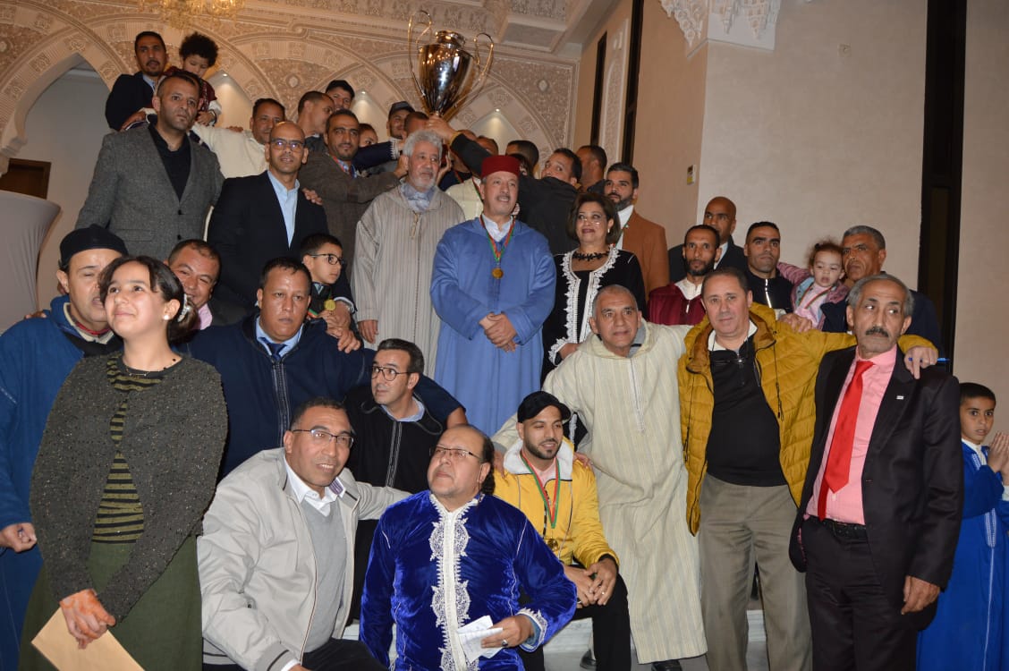 الاستاد النقيب عبد الواحد الانصاري يسلم الكاس الفضية لفريق موظفي السجن المحلي تولال مكناس الفائز بالنسخة الثالثة للدوري التضامني الرمضاني لكرة القدم المنظم من طرف   جمعية المحامين الشباب بمكناس