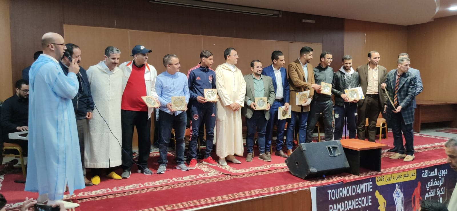 الحفل الختامي لدوري الصداقة الرمضاني لكرة القدم المصغرةالمنظم من طرف هيئة المحامين الشياب مكناس يكرم الاستاد محمد بلماحي رئيس الجامعة الملكية المغربية لسباق الدراجات... واللاعب الدولي مصطفى بيدان والحكمة الدولية بوشرى الكربوبي الحفل الختامي لدوري الصداقة الرمضاني لكرة القدم المصغرةالمنظم من طرف هيئة المحامين الشياب مكناس يكرم الاستاد محمد بلماحي رئيس الجامعة الملكية المغربية لسباق الدراجات... واللاعب الدولي مصطفى بيدان والحكمة الدولية بوشرى الكربوبي