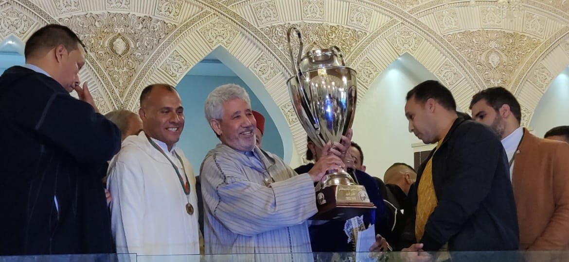 الاستاد النقيب عبد الواحد الانصاري يسلم الكاس الفضية لفريق موظفي السجن المحلي تولال مكناس الفائز بالنسخة الثالثة للدوري التضامني الرمضاني لكرة القدم المنظم من طرف جمعية المحامين الشباب بمكناس الاستاد النقيب عبد الواحد الانصاري يسلم الكاس الفضية لفريق موظفي السجن المحلي تولال مكناس الفائز بالنسخة الثالثة للدوري التضامني الرمضاني لكرة القدم المنظم من طرف جمعية المحامين الشباب بمكناس