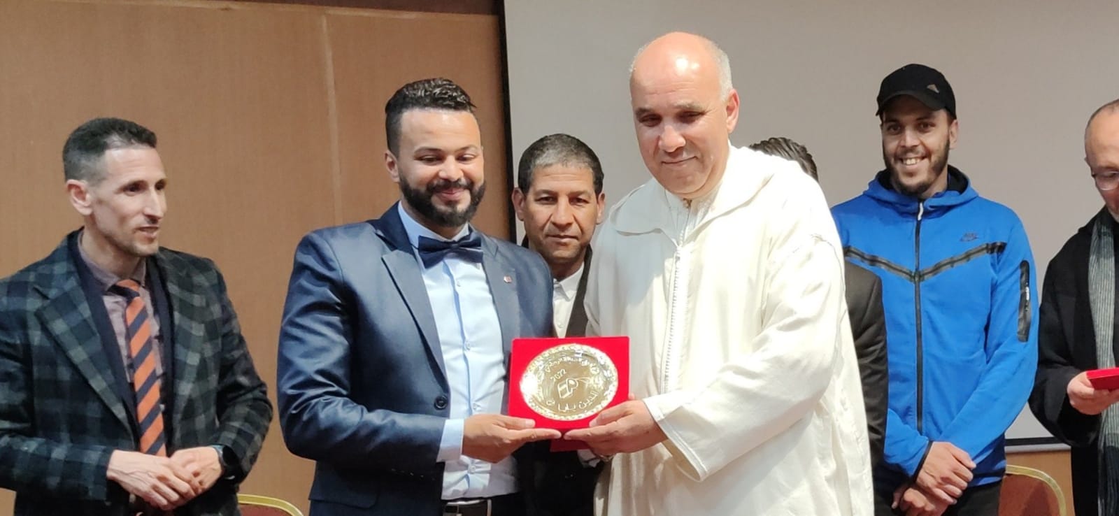 الحفل الختامي لدوري الصداقة الرمضاني لكرة القدم المصغرةالمنظم من طرف هيئة المحامين الشياب مكناس يكرم الاستاد محمد بلماحي رئيس الجامعة الملكية المغربية لسباق الدراجات... واللاعب الدولي مصطفى بيدان والحكمة الدولية بوشرى الكربوبي الحفل الختامي لدوري الصداقة الرمضاني لكرة القدم المصغرةالمنظم من طرف هيئة المحامين الشياب مكناس يكرم الاستاد محمد بلماحي رئيس الجامعة الملكية المغربية لسباق الدراجات... واللاعب الدولي مصطفى بيدان والحكمة الدولية بوشرى الكربوبي