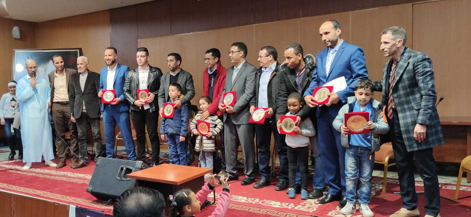 الحفل الختامي لدوري الصداقة الرمضاني لكرة القدم المصغرةالمنظم من طرف هيئة المحامين الشياب مكناس يكرم الاستاد محمد بلماحي رئيس الجامعة الملكية المغربية لسباق الدراجات... واللاعب الدولي مصطفى بيدان والحكمة الدولية بوشرى الكربوبي الحفل الختامي لدوري الصداقة الرمضاني لكرة القدم المصغرةالمنظم من طرف هيئة المحامين الشياب مكناس يكرم الاستاد محمد بلماحي رئيس الجامعة الملكية المغربية لسباق الدراجات... واللاعب الدولي مصطفى بيدان والحكمة الدولية بوشرى الكربوبي