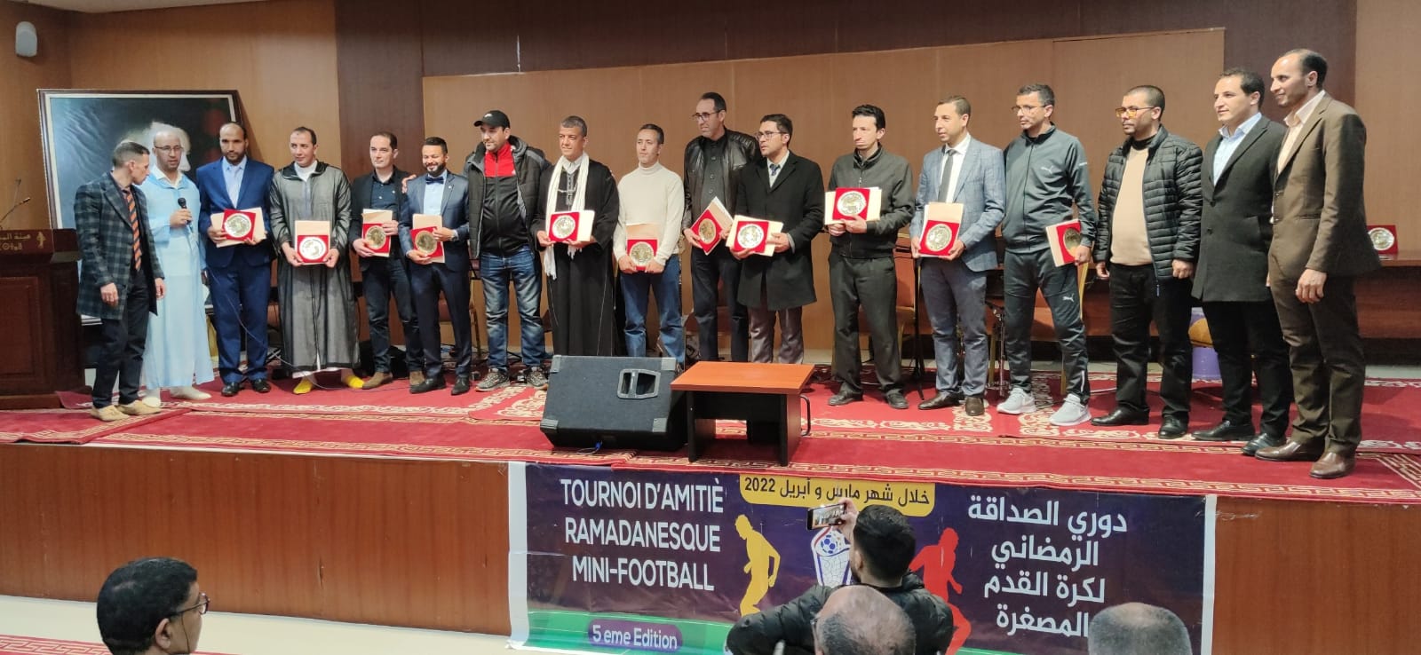 الحفل الختامي لدوري الصداقة الرمضاني لكرة القدم المصغرةالمنظم من طرف هيئة المحامين الشياب مكناس يكرم الاستاد محمد بلماحي رئيس الجامعة الملكية المغربية لسباق الدراجات... واللاعب الدولي مصطفى بيدان والحكمة الدولية بوشرى الكربوبي الحفل الختامي لدوري الصداقة الرمضاني لكرة القدم المصغرةالمنظم من طرف هيئة المحامين الشياب مكناس يكرم الاستاد محمد بلماحي رئيس الجامعة الملكية المغربية لسباق الدراجات... واللاعب الدولي مصطفى بيدان والحكمة الدولية بوشرى الكربوبي