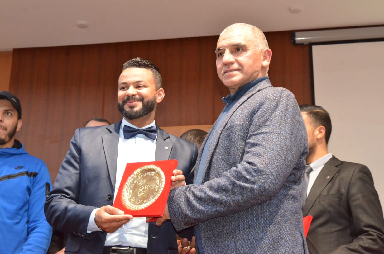 الحفل الختامي لدوري الصداقة الرمضاني لكرة القدم المصغرةالمنظم من طرف هيئة المحامين الشياب مكناس يكرم الاستاد محمد بلماحي رئيس الجامعة الملكية المغربية لسباق الدراجات... واللاعب الدولي مصطفى بيدان والحكمة الدولية بوشرى الكربوبي الحفل الختامي لدوري الصداقة الرمضاني لكرة القدم المصغرةالمنظم من طرف هيئة المحامين الشياب مكناس يكرم الاستاد محمد بلماحي رئيس الجامعة الملكية المغربية لسباق الدراجات... واللاعب الدولي مصطفى بيدان والحكمة الدولية بوشرى الكربوبي