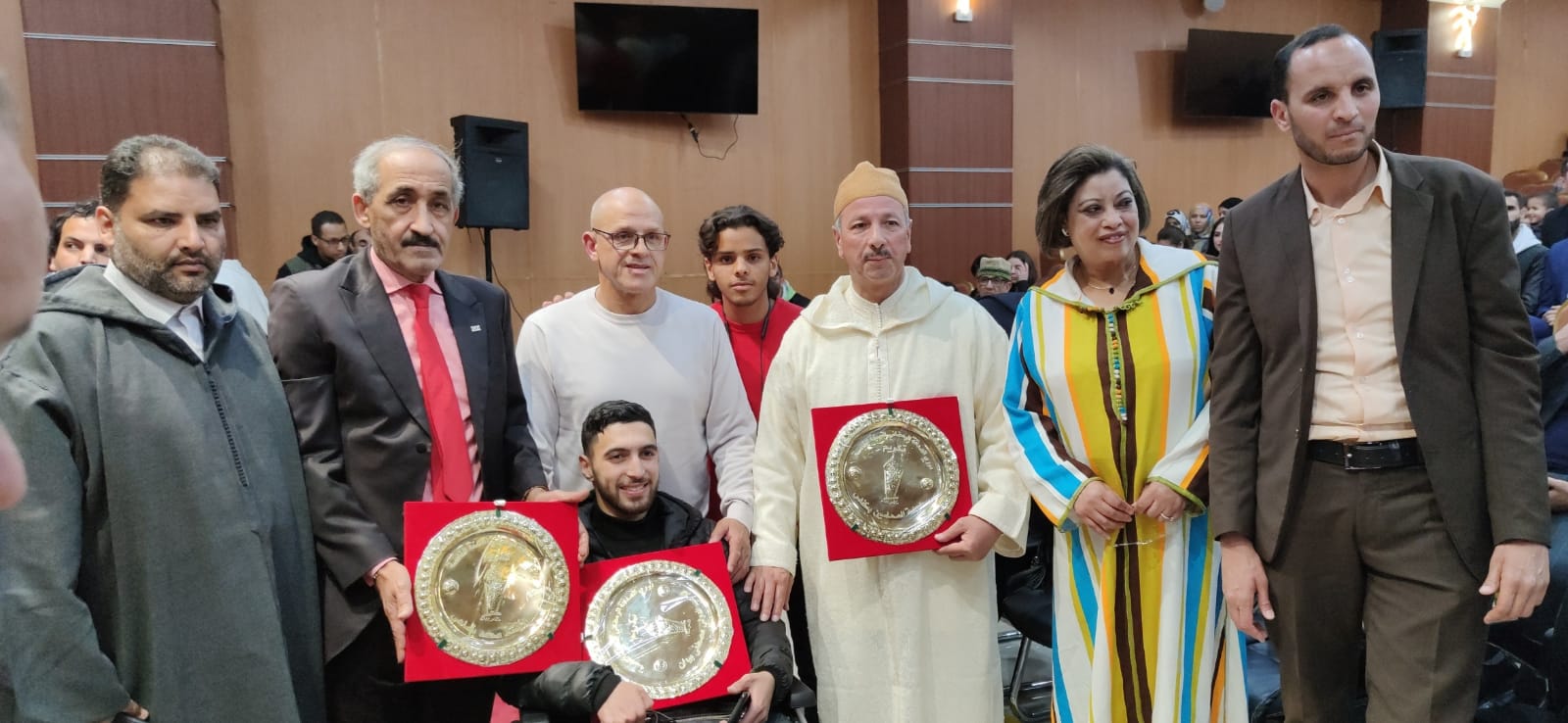 الحفل الختامي لدوري الصداقة الرمضاني لكرة القدم المصغرةالمنظم من طرف هيئة المحامين الشياب مكناس يكرم الاستاد محمد بلماحي رئيس الجامعة الملكية المغربية لسباق الدراجات... واللاعب الدولي مصطفى بيدان والحكمة الدولية بوشرى الكربوبي الحفل الختامي لدوري الصداقة الرمضاني لكرة القدم المصغرةالمنظم من طرف هيئة المحامين الشياب مكناس يكرم الاستاد محمد بلماحي رئيس الجامعة الملكية المغربية لسباق الدراجات... واللاعب الدولي مصطفى بيدان والحكمة الدولية بوشرى الكربوبي