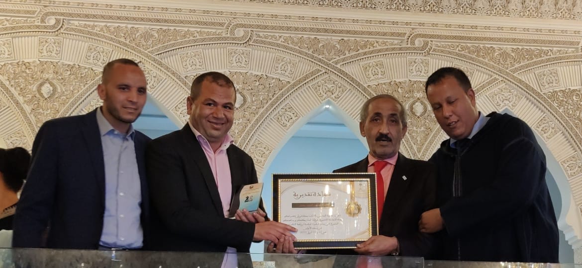 الاستاد النقيب عبد الواحد الانصاري يسلم الكاس الفضية لفريق موظفي السجن المحلي تولال مكناس الفائز بالنسخة الثالثة للدوري التضامني الرمضاني لكرة القدم المنظم من طرف جمعية المحامين الشباب بمكناس الاستاد النقيب عبد الواحد الانصاري يسلم الكاس الفضية لفريق موظفي السجن المحلي تولال مكناس الفائز بالنسخة الثالثة للدوري التضامني الرمضاني لكرة القدم المنظم من طرف جمعية المحامين الشباب بمكناس