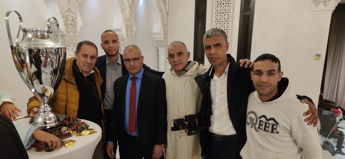 الاستاد النقيب عبد الواحد الانصاري يسلم الكاس الفضية لفريق موظفي السجن المحلي تولال مكناس الفائز بالنسخة الثالثة للدوري التضامني الرمضاني لكرة القدم المنظم من طرف جمعية المحامين الشباب بمكناس الاستاد النقيب عبد الواحد الانصاري يسلم الكاس الفضية لفريق موظفي السجن المحلي تولال مكناس الفائز بالنسخة الثالثة للدوري التضامني الرمضاني لكرة القدم المنظم من طرف جمعية المحامين الشباب بمكناس