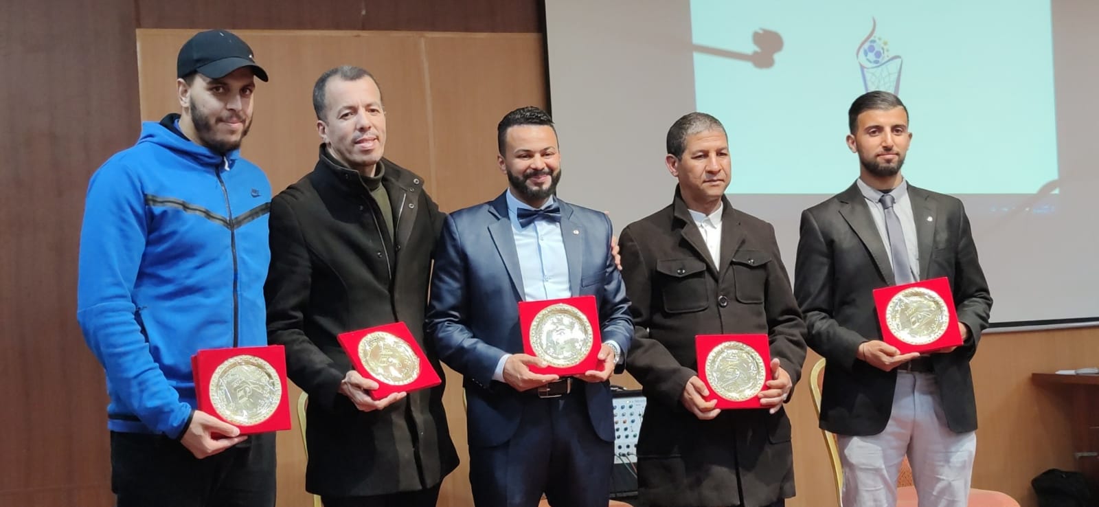 الحفل الختامي لدوري الصداقة الرمضاني لكرة القدم المصغرةالمنظم من طرف هيئة المحامين الشياب مكناس يكرم الاستاد محمد بلماحي رئيس الجامعة الملكية المغربية لسباق الدراجات... واللاعب الدولي مصطفى بيدان والحكمة الدولية بوشرى الكربوبي الحفل الختامي لدوري الصداقة الرمضاني لكرة القدم المصغرةالمنظم من طرف هيئة المحامين الشياب مكناس يكرم الاستاد محمد بلماحي رئيس الجامعة الملكية المغربية لسباق الدراجات... واللاعب الدولي مصطفى بيدان والحكمة الدولية بوشرى الكربوبي