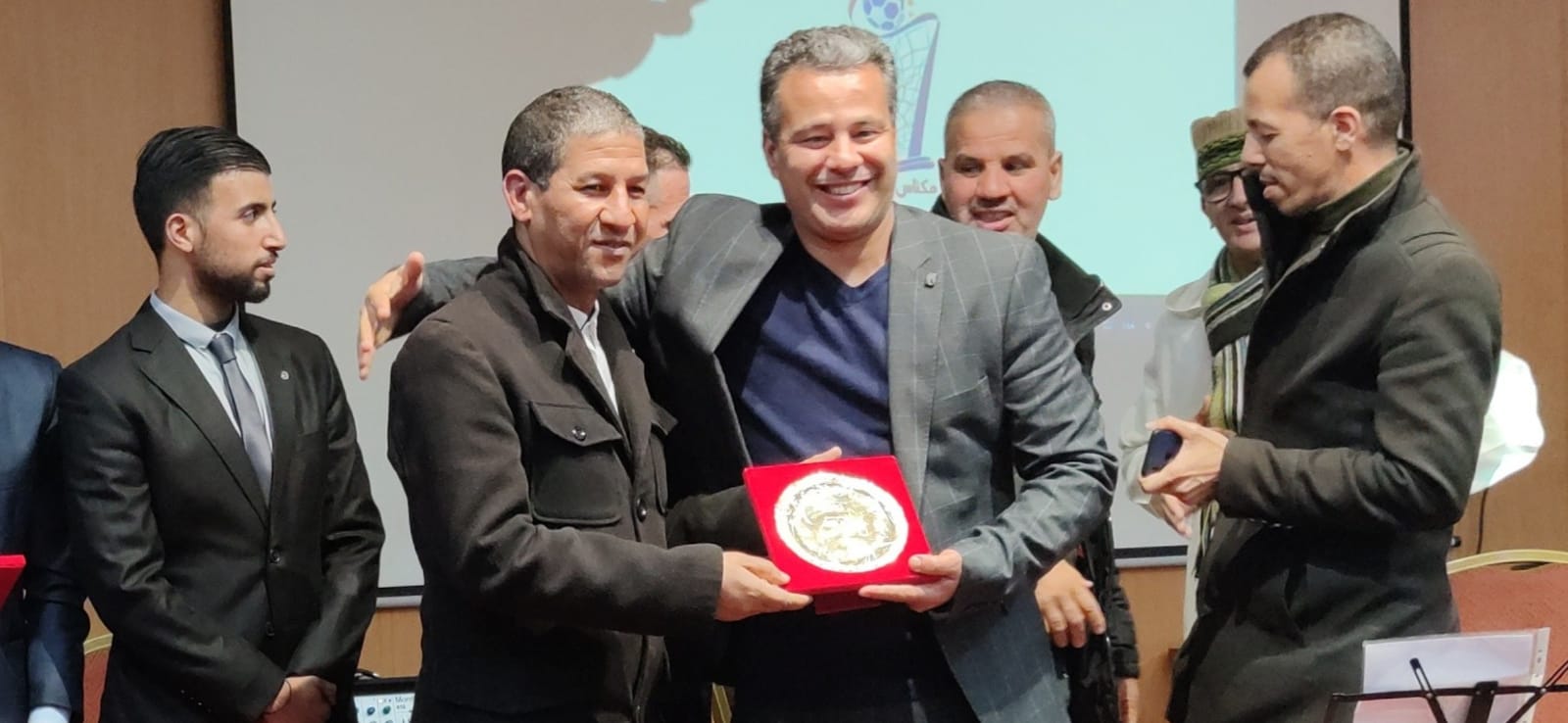 الحفل الختامي لدوري الصداقة الرمضاني لكرة القدم المصغرةالمنظم من طرف هيئة المحامين الشياب مكناس يكرم الاستاد محمد بلماحي رئيس الجامعة الملكية المغربية لسباق الدراجات... واللاعب الدولي مصطفى بيدان والحكمة الدولية بوشرى الكربوبي الحفل الختامي لدوري الصداقة الرمضاني لكرة القدم المصغرةالمنظم من طرف هيئة المحامين الشياب مكناس يكرم الاستاد محمد بلماحي رئيس الجامعة الملكية المغربية لسباق الدراجات... واللاعب الدولي مصطفى بيدان والحكمة الدولية بوشرى الكربوبي