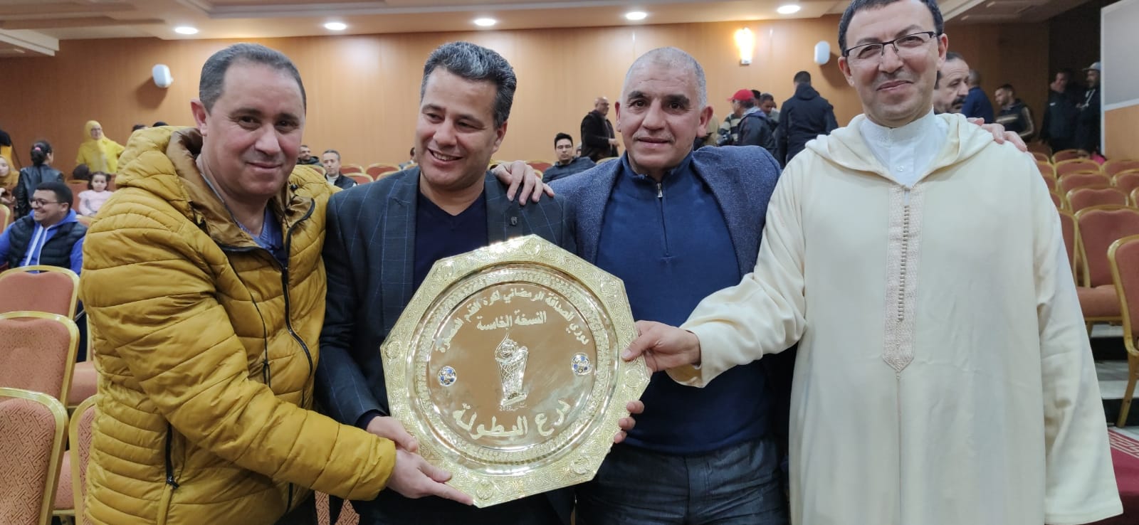 الحفل الختامي لدوري الصداقة الرمضاني لكرة القدم المصغرةالمنظم من طرف هيئة المحامين الشياب مكناس يكرم الاستاد محمد بلماحي رئيس الجامعة الملكية المغربية لسباق الدراجات... واللاعب الدولي مصطفى بيدان والحكمة الدولية بوشرى الكربوبي