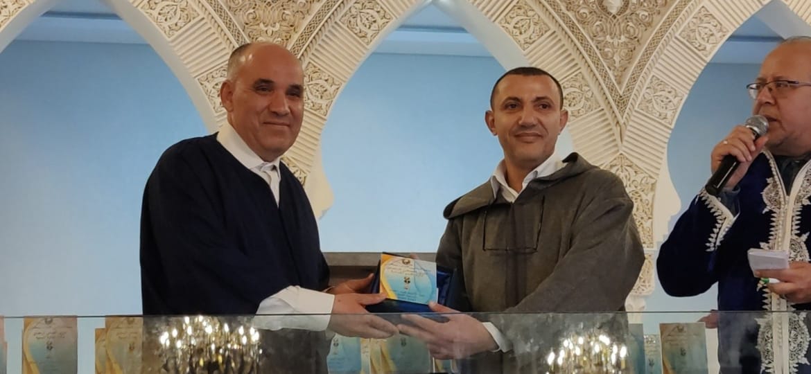 الاستاد النقيب عبد الواحد الانصاري يسلم الكاس الفضية لفريق موظفي السجن المحلي تولال مكناس الفائز بالنسخة الثالثة للدوري التضامني الرمضاني لكرة القدم المنظم من طرف جمعية المحامين الشباب بمكناس الاستاد النقيب عبد الواحد الانصاري يسلم الكاس الفضية لفريق موظفي السجن المحلي تولال مكناس الفائز بالنسخة الثالثة للدوري التضامني الرمضاني لكرة القدم المنظم من طرف جمعية المحامين الشباب بمكناس