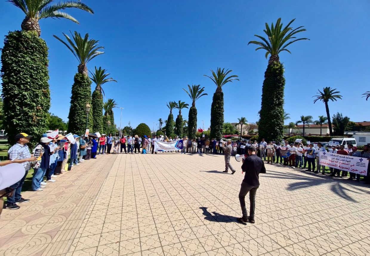 تجميد الترقيات يدفع أساتذة للاحتجاج والاعتصام أمام وزارة التربية الوطنية بالرباط تجميد الترقيات يدفع أساتذة للاحتجاج والاعتصام أمام وزارة التربية الوطنية بالرباط