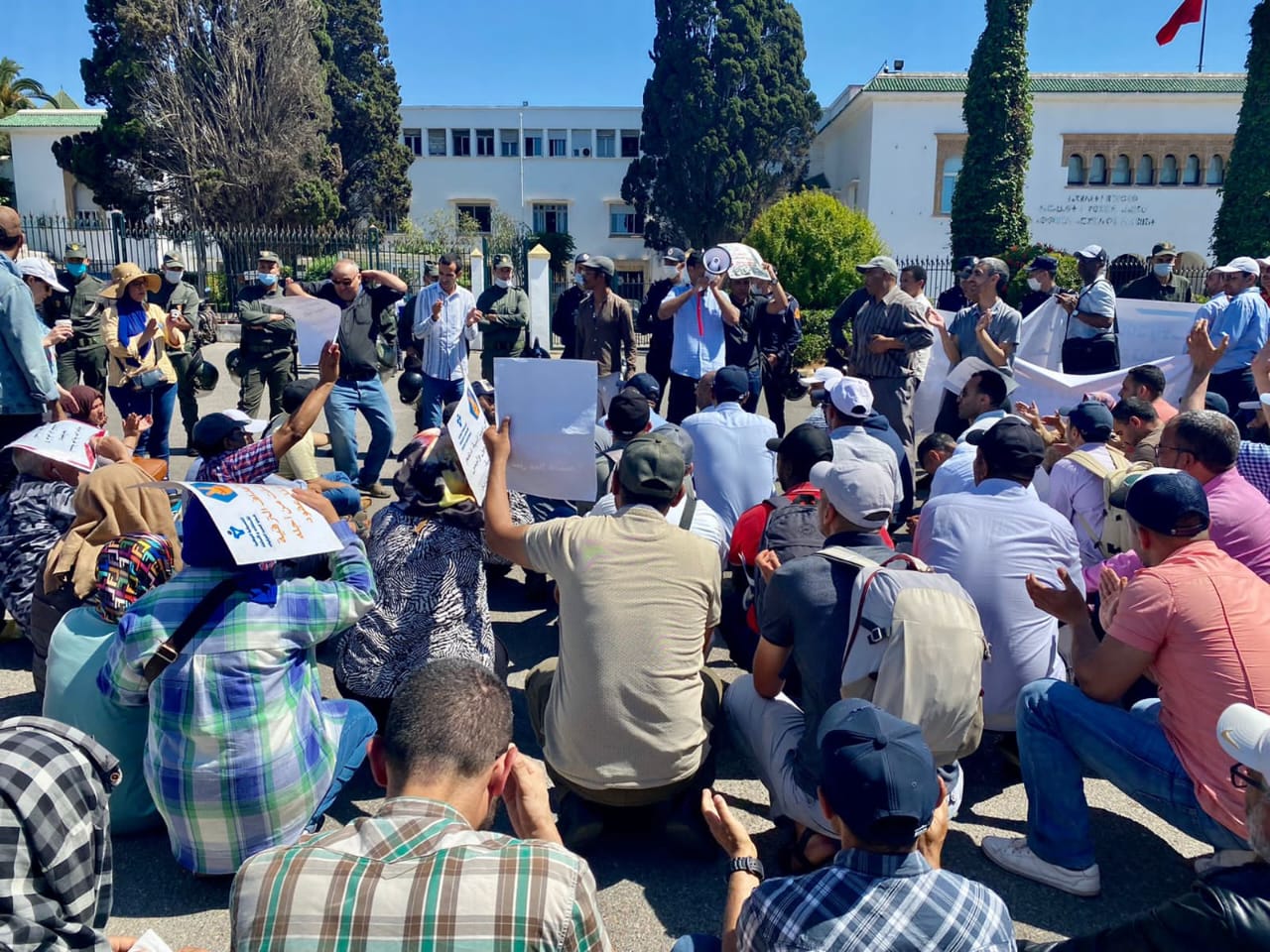 تجميد الترقيات يدفع أساتذة للاحتجاج والاعتصام أمام وزارة التربية الوطنية بالرباط تجميد الترقيات يدفع أساتذة للاحتجاج والاعتصام أمام وزارة التربية الوطنية بالرباط