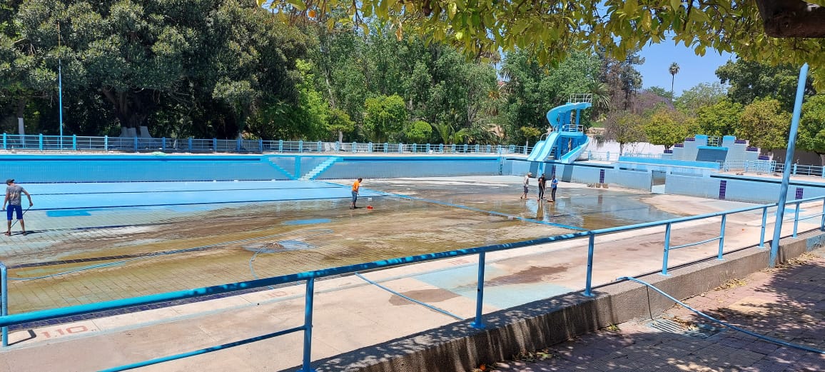 مكناس تتنفس سياسيا من تحت ماء المسبح البلدي. مكناس تتنفس سياسيا من تحت ماء المسبح البلدي.