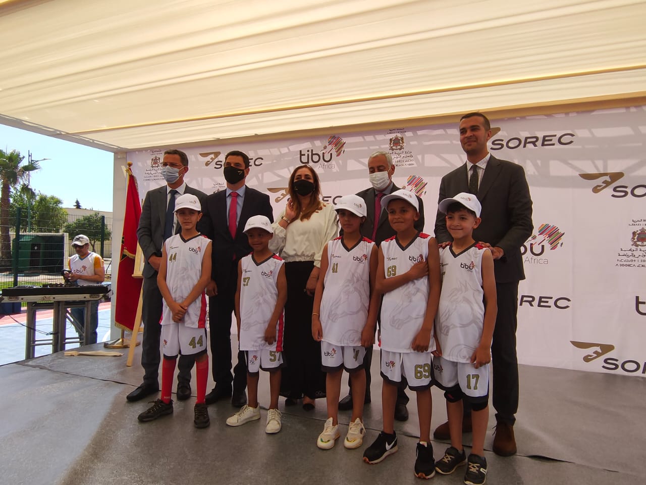 افتتاح ملعب لكرة السلة بفضاء ميدان سباق الخيل بمكناس التابع للشركة الملكية لتشجيع الفرس.