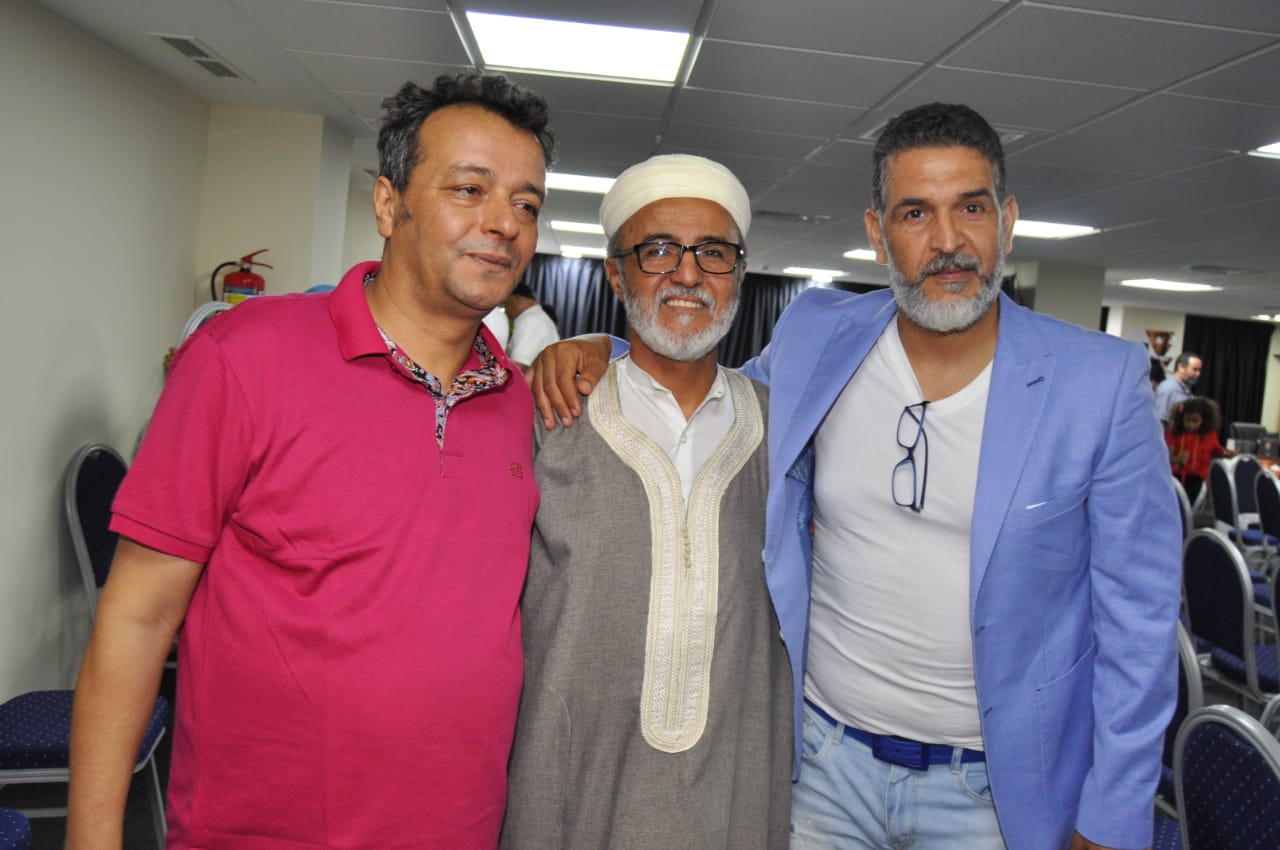 المخرج إدريس الروخ يوقع مؤلفه الجديد ” المسرح بين الأنا والآخر . المخرج إدريس الروخ يوقع مؤلفه الجديد ” المسرح بين الأنا والآخر .