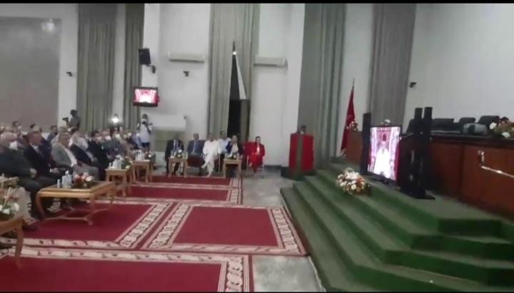 مكناس شهد مقر ملحقة عمالة مكناس مساء يوم السبت 20 غشت 2022 مراسيم الإنصات إلى الخطاب الملكي السامي تخليدا للذكرى التاسعة والستين لثورة الملك والشعب وقد ترأس هذا الحفل السيد عبد الغني الصبار ، عامل عمالة مكناس رفقة السيد قائد الحامية العسكرية بمكناس والكاتب العام بعمالة مكناس ورئيس المجلس الإقليمي لعمالة مكناس ورئيس المجلس العلمي بمكناس وممثلي السلطات المحلية و الأمنية وممثلي الأسلاك القضائية ورؤساء المصالح الخارجية والسيدات والسادة رجال السلطة وممثلي جمعيات المجتمع المدني وممثل المندوبية السامية للمقاومة وأعضاء جيش التحرير بمكناس والمنتخبون حيث أنصت الجميع بالقاعة الكبرى للاجتماعات بمقر ملحقة العمالة لنص الخطاب الملكي السامي الذي وجهه صاحب الجلالة الملك محمد السادس نصره الله وأيده إلى رعاياه بمناسبة الذكرى التاسعة والستين لثورة الملك والشعب وسط حس عالي من الوطنية والانضباط وفي إطار احترام الاحترازات الوقائية المتخذة للحد من وباء كوفيد 19. . وكان عامل صاحب الجلالة بمكناس قد قام صباح اليوم نفسه بزيارة مقبرة الشهداء مكناس شهد مقر ملحقة عمالة مكناس مساء يوم السبت 20 غشت 2022 مراسيم الإنصات إلى الخطاب الملكي السامي تخليدا للذكرى التاسعة والستين لثورة الملك والشعب وقد ترأس هذا الحفل السيد عبد الغني الصبار ، عامل عمالة مكناس رفقة السيد قائد الحامية العسكرية بمكناس والكاتب العام بعمالة مكناس ورئيس المجلس الإقليمي لعمالة مكناس ورئيس المجلس العلمي بمكناس وممثلي السلطات المحلية و الأمنية وممثلي الأسلاك القضائية ورؤساء المصالح الخارجية والسيدات والسادة رجال السلطة وممثلي جمعيات المجتمع المدني وممثل المندوبية السامية للمقاومة وأعضاء جيش التحرير بمكناس والمنتخبون حيث أنصت الجميع بالقاعة الكبرى للاجتماعات بمقر ملحقة العمالة لنص الخطاب الملكي السامي الذي وجهه صاحب الجلالة الملك محمد السادس نصره الله وأيده إلى رعاياه بمناسبة الذكرى التاسعة والستين لثورة الملك والشعب وسط حس عالي من الوطنية والانضباط وفي إطار احترام الاحترازات الوقائية المتخذة للحد من وباء كوفيد 19. . وكان عامل صاحب الجلالة بمكناس قد قام صباح اليوم نفسه بزيارة مقبرة الشهداء