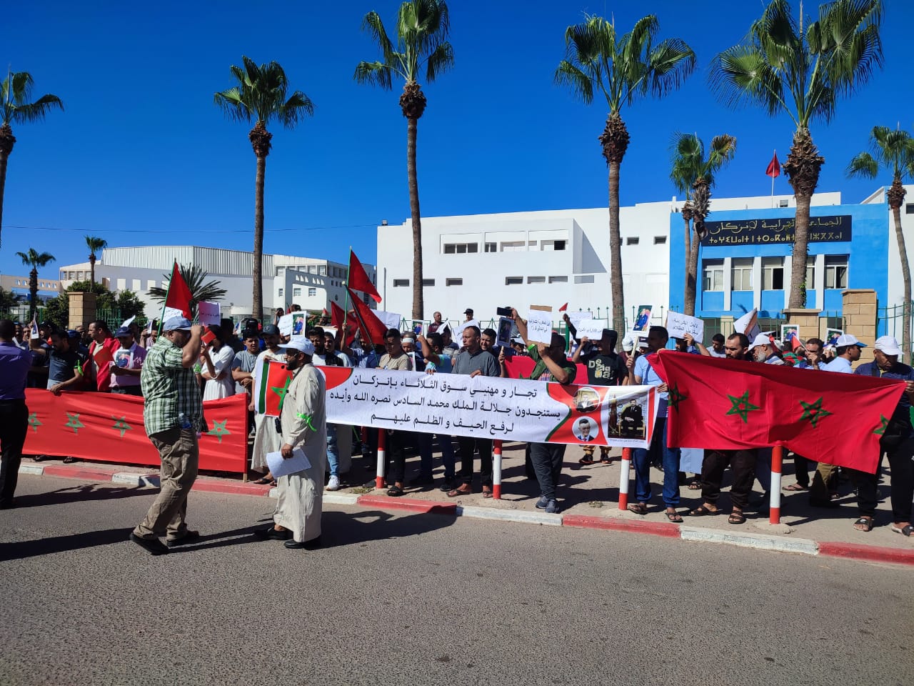 تجار ومهنيي سوق ثلاثاء انزكان يرفعون شعار ارحل ضد 