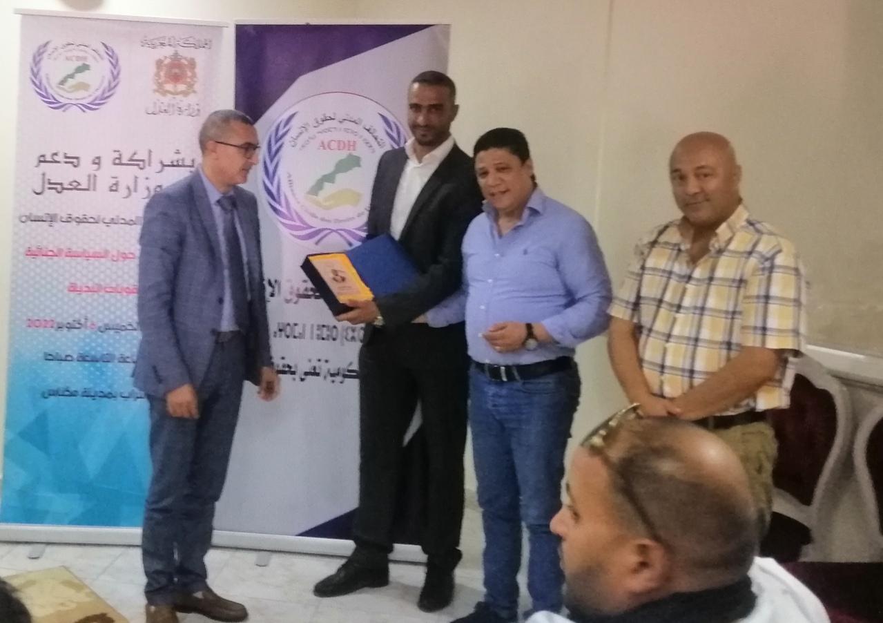 الارتفاع المتزايد للنزلاء وتحسين وضعية موظفي سجون المغرب محور لقاء نظمه التحالف المدني لحقوق الإنسان بمكناس الارتفاع المتزايد للنزلاء وتحسين وضعية موظفي سجون المغرب محور لقاء نظمه التحالف المدني لحقوق الإنسان بمكناس