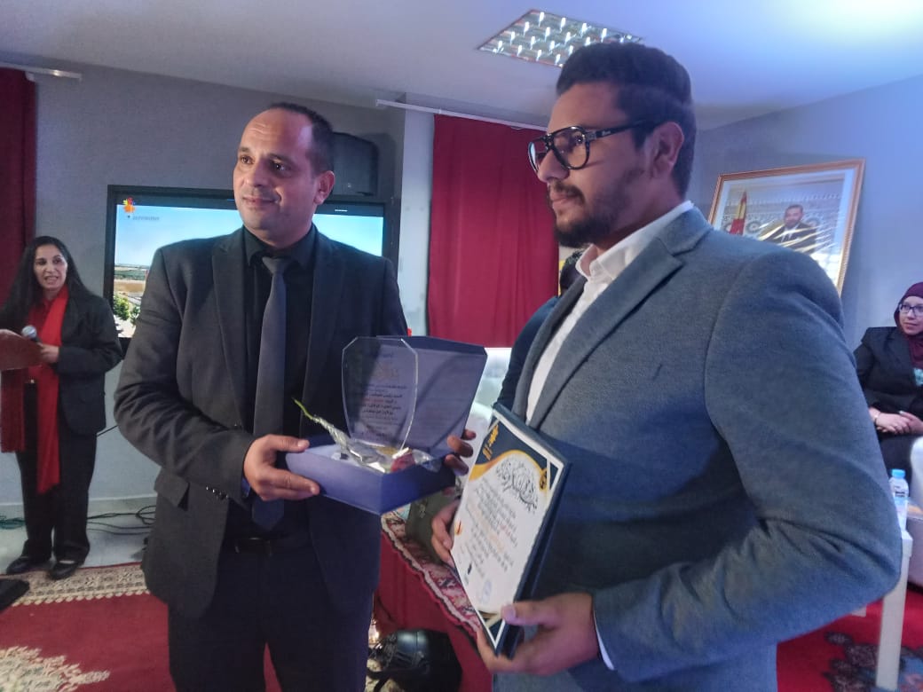 سفيرة الوحدة الترابية فاطمة فكري تدير ندوة تربوية وتوعوية بمجموعة مدارس لافوندسيون سفيرة الوحدة الترابية فاطمة فكري تدير ندوة تربوية وتوعوية بمجموعة مدارس لافوندسيون