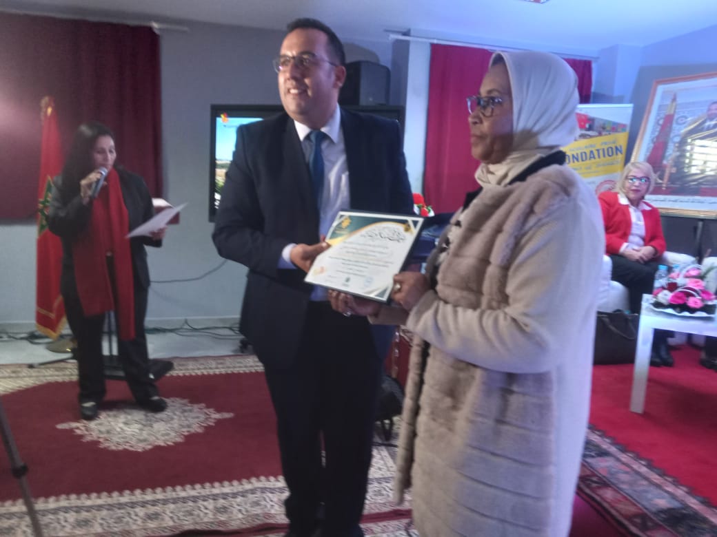 سفيرة الوحدة الترابية فاطمة فكري تدير ندوة تربوية وتوعوية بمجموعة مدارس لافوندسيون سفيرة الوحدة الترابية فاطمة فكري تدير ندوة تربوية وتوعوية بمجموعة مدارس لافوندسيون