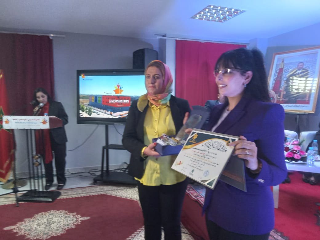 سفيرة الوحدة الترابية فاطمة فكري تدير ندوة تربوية وتوعوية بمجموعة مدارس لافوندسيون سفيرة الوحدة الترابية فاطمة فكري تدير ندوة تربوية وتوعوية بمجموعة مدارس لافوندسيون