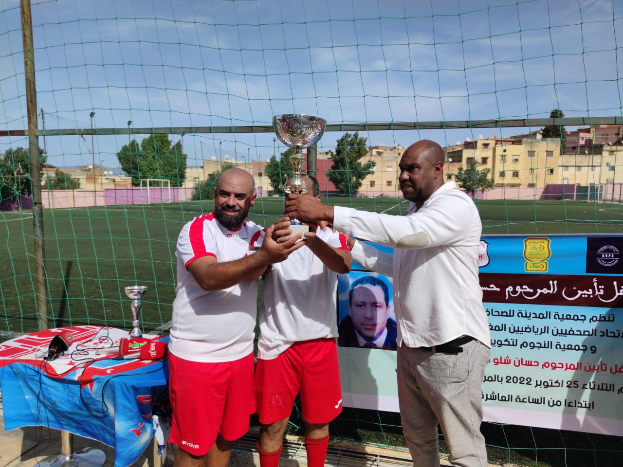 جمعيات رياضية بمكناس تقيم حفل تأبين للصحفي الراحل حسان شلو رحمة الله عليه . جمعيات رياضية بمكناس تقيم حفل تأبين للصحفي الراحل حسان شلو رحمة الله عليه .