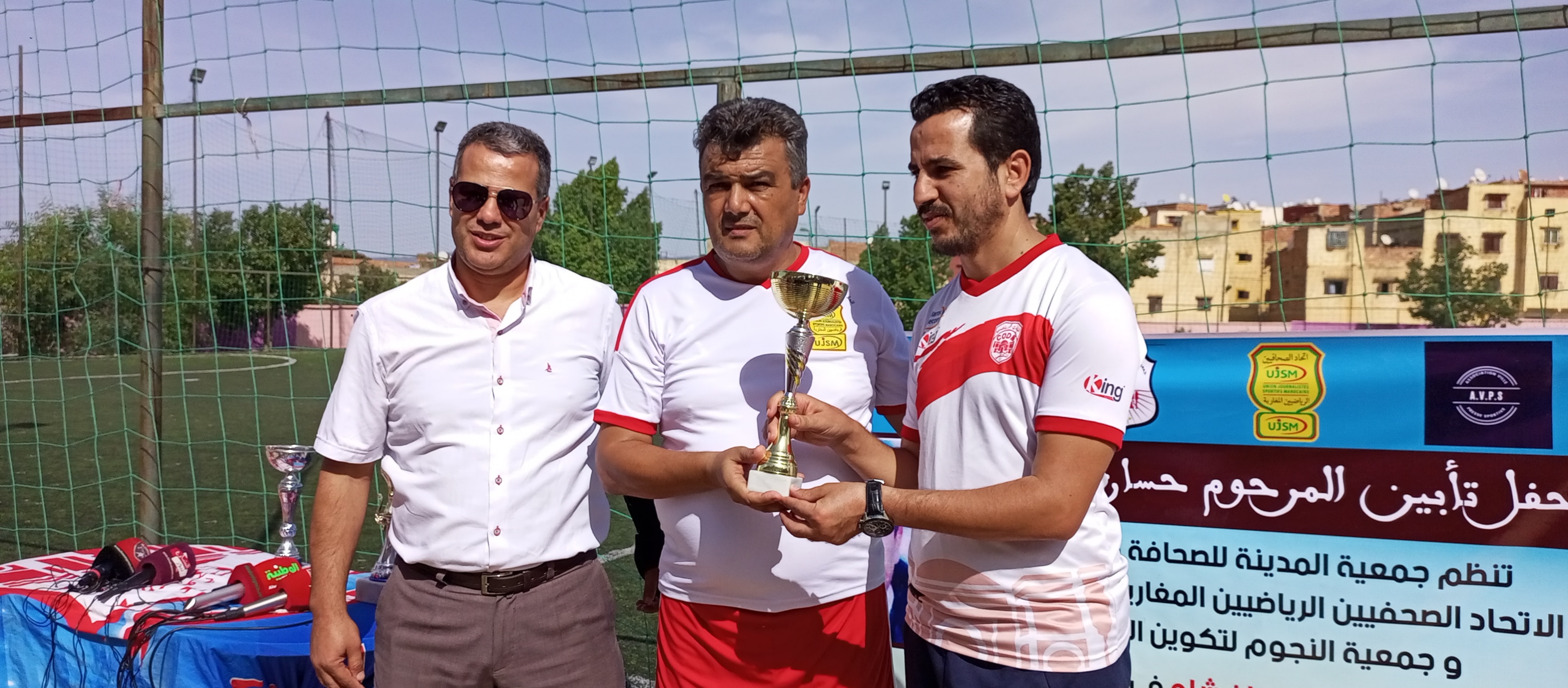 جمعيات رياضية بمكناس تقيم حفل تأبين للصحفي الراحل حسان شلو رحمة الله عليه . جمعيات رياضية بمكناس تقيم حفل تأبين للصحفي الراحل حسان شلو رحمة الله عليه .