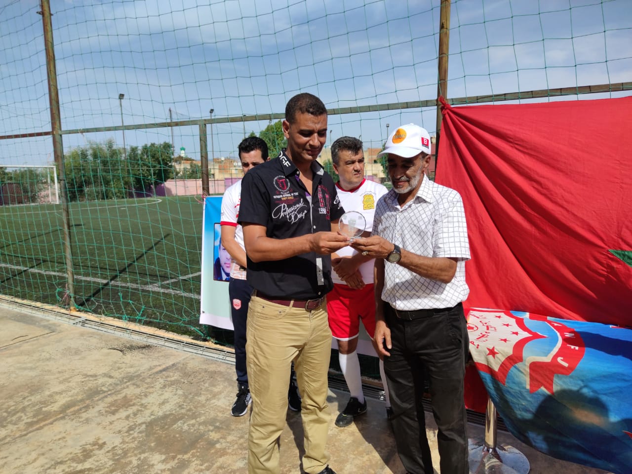 جمعيات رياضية بمكناس تقيم حفل تأبين للصحفي الراحل حسان شلو رحمة الله عليه . جمعيات رياضية بمكناس تقيم حفل تأبين للصحفي الراحل حسان شلو رحمة الله عليه .