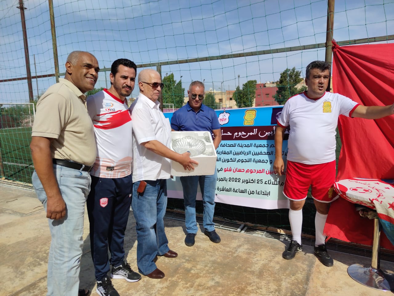 جمعيات رياضية بمكناس تقيم حفل تأبين للصحفي الراحل حسان شلو رحمة الله عليه . جمعيات رياضية بمكناس تقيم حفل تأبين للصحفي الراحل حسان شلو رحمة الله عليه .