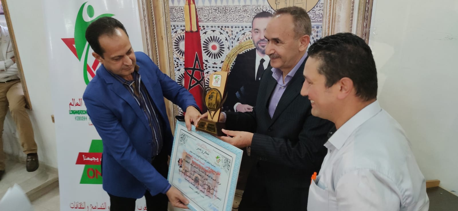 الهيئة الوطنية لمغاربة العالم تكرم عامل عمالة مكناس ،ودكاترة محاضرين للندوة العلمية،وإعلاميين ...