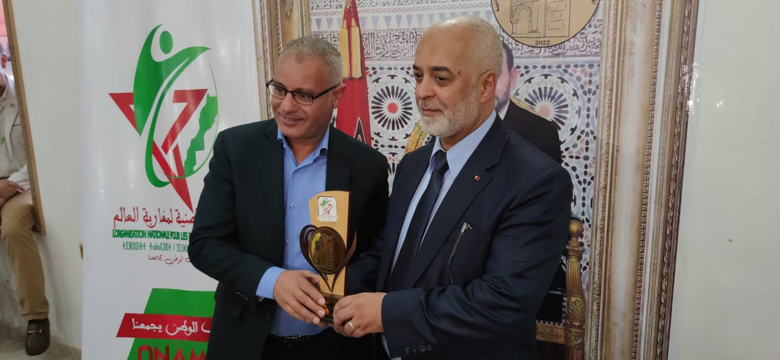 الهيئة الوطنية لمغاربة العالم تكرم عامل عمالة مكناس ،ودكاترة محاضرين للندوة العلمية،وإعلاميين ...