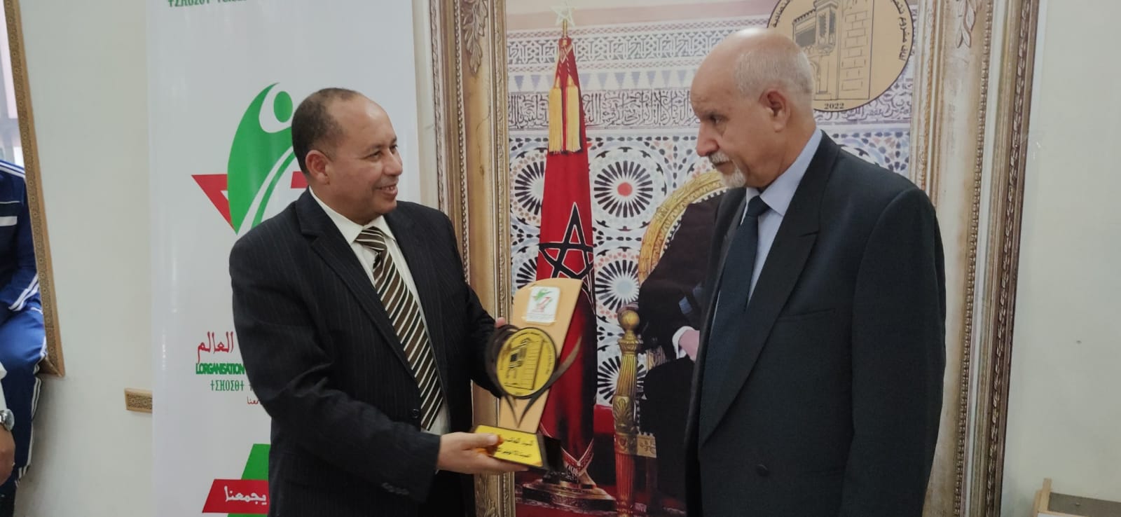 الهيئة الوطنية لمغاربة العالم تكرم عامل عمالة مكناس ،ودكاترة محاضرين للندوة العلمية،وإعلاميين ...