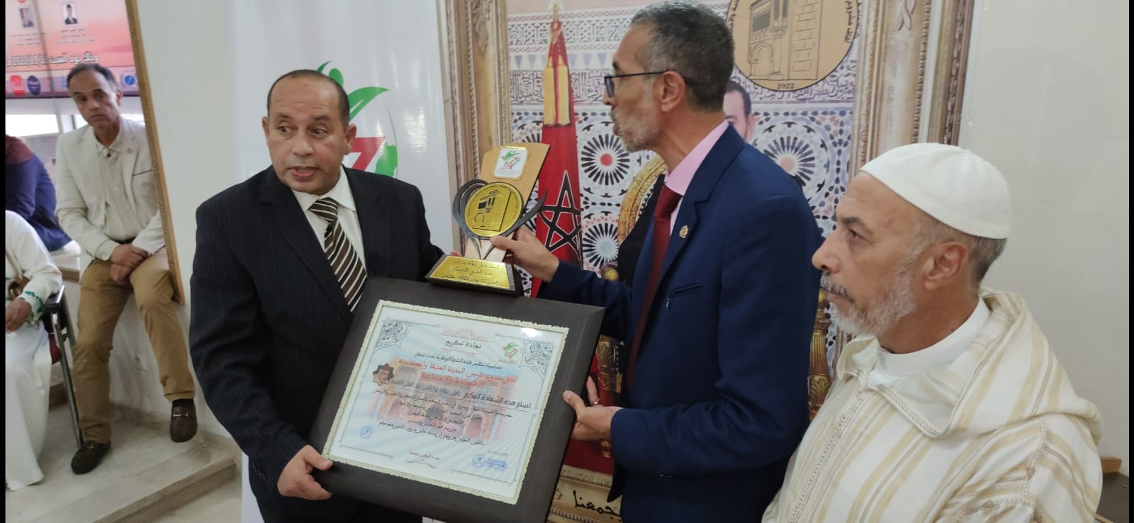 الهيئة الوطنية لمغاربة العالم تكرم عامل عمالة مكناس ،ودكاترة محاضرين للندوة العلمية،وإعلاميين ...