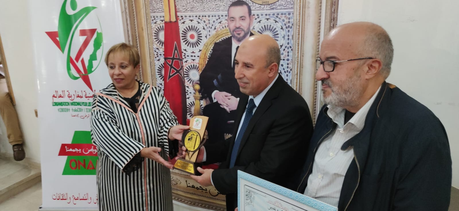 الهيئة الوطنية لمغاربة العالم تكرم عامل عمالة مكناس ،ودكاترة محاضرين للندوة العلمية،وإعلاميين ...