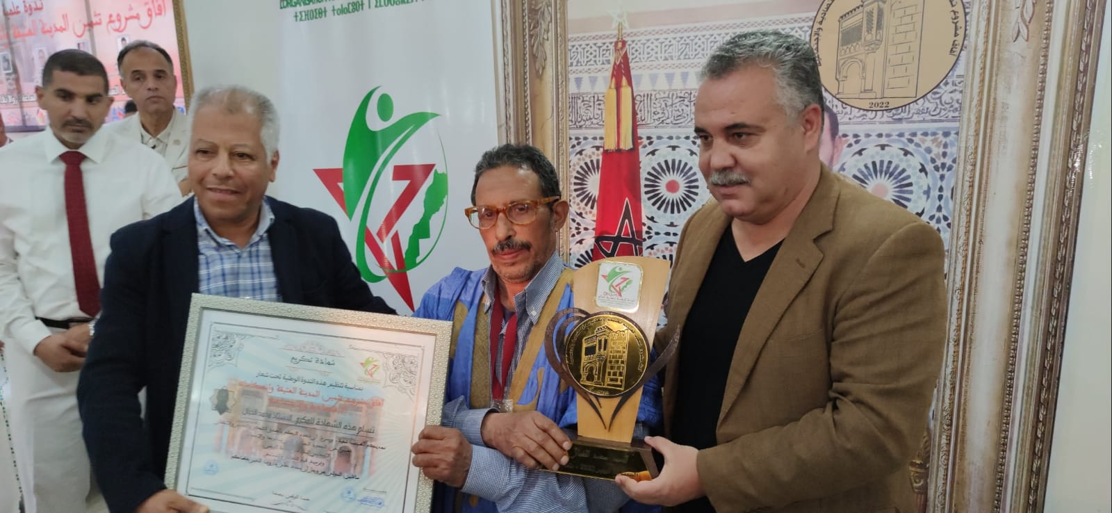 الهيئة الوطنية لمغاربة العالم تكرم عامل عمالة مكناس ،ودكاترة محاضرين للندوة العلمية،وإعلاميين ...