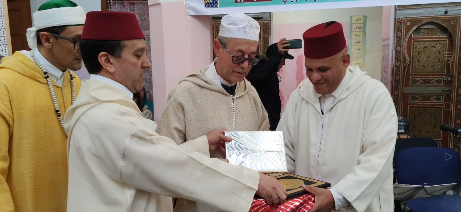 جمعية روح التراث للمديح والسماع بمكناس تنظم الدورة الخامسة **5**. دورة الأستاذ : مخلص عسلون . جمعية روح التراث للمديح والسماع بمكناس تنظم الدورة الخامسة **5**. دورة الأستاذ : مخلص عسلون .