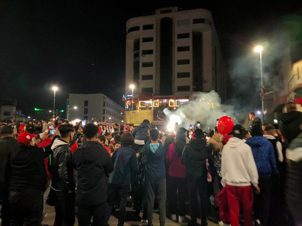 الشعب خرج إلى الشارع العام يريد الفرح الجماعي...