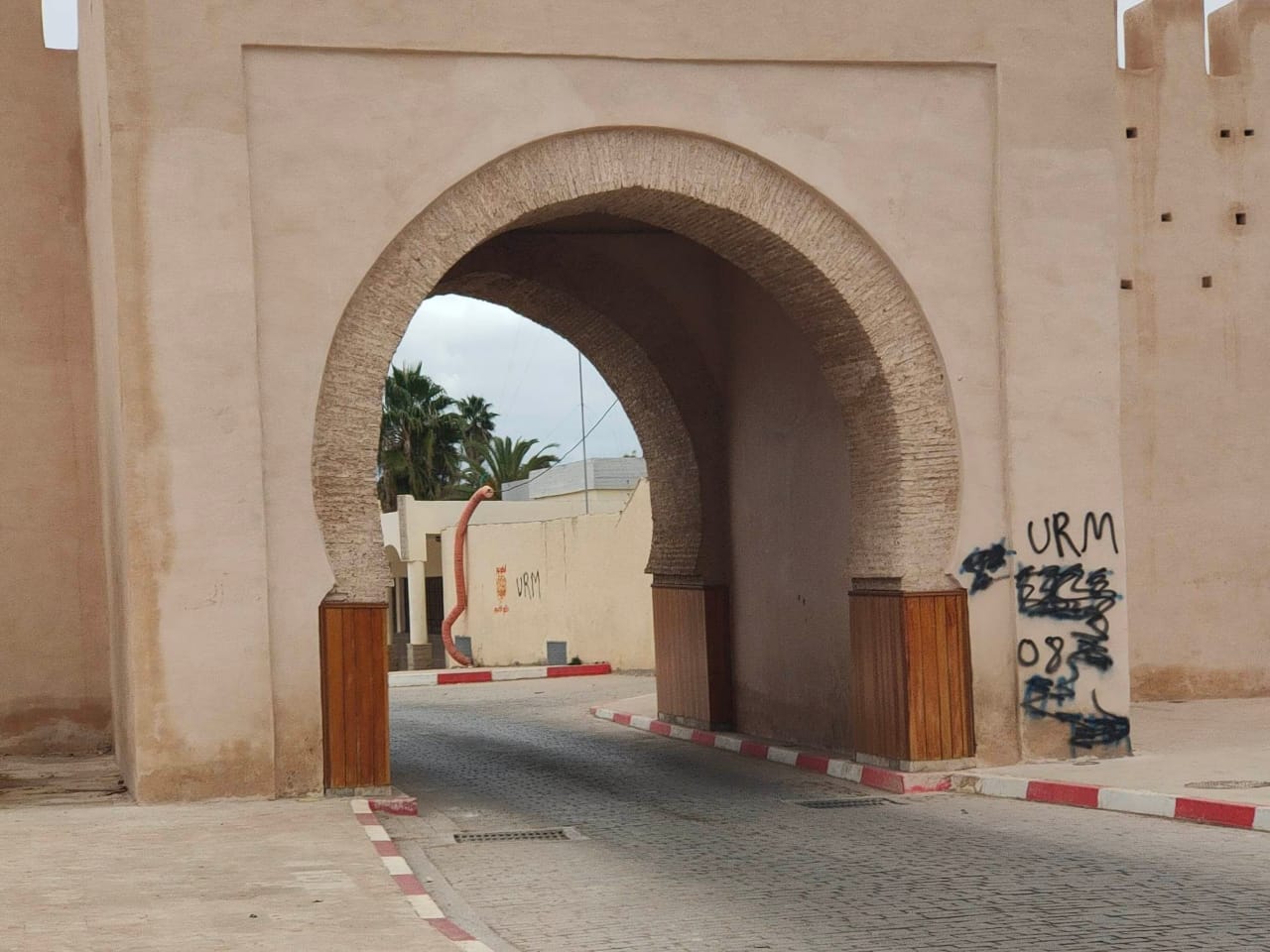 مكناس كتابات تشوه المعالم التاريخية التي تم ترميمها