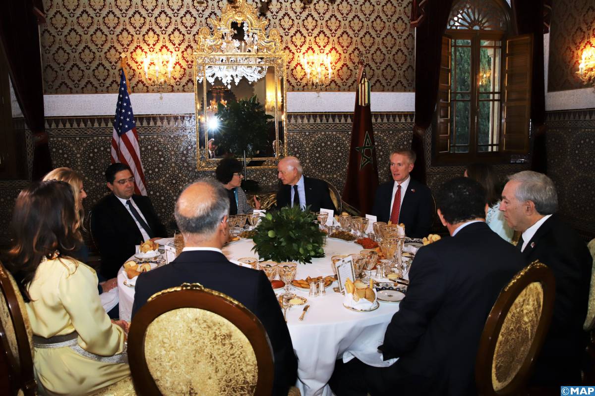 صاحب الجلالة يقيم مأدبة عشاء على شرف وفد من الكونغرس الأمريكي