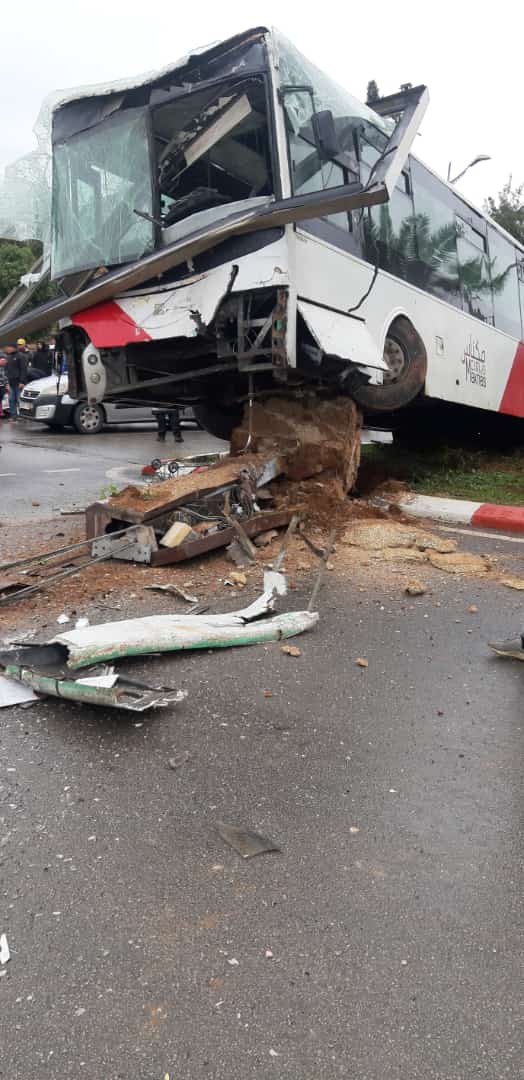 اصطدام حافلة للنقل الحضري بلوحة إشهارية يرسل 19 شخصا للمستعجلات اصطدام حافلة للنقل الحضري بلوحة إشهارية يرسل 19 شخصا للمستعجلات