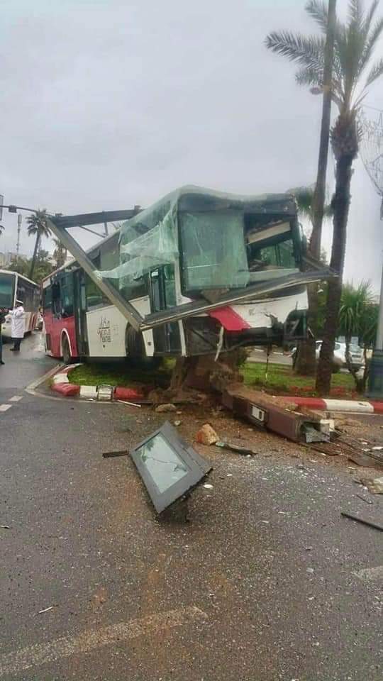 اصطدام حافلة للنقل الحضري بلوحة إشهارية يرسل 19 شخصا للمستعجلات اصطدام حافلة للنقل الحضري بلوحة إشهارية يرسل 19 شخصا للمستعجلات