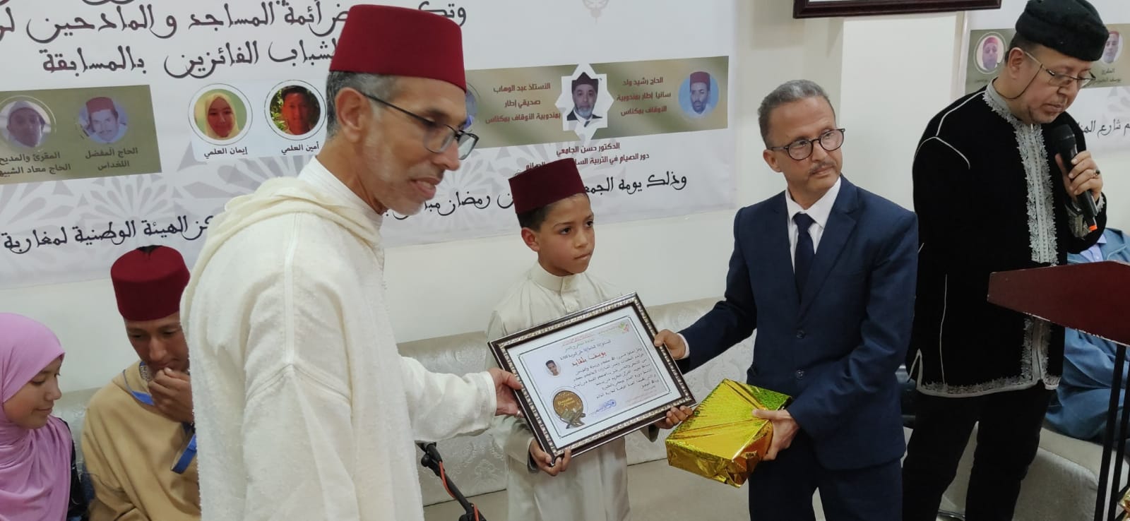 عشية روحانية رمضانية بمقر الهيئة الوطنية لمغاربة العالم النعيم 6 بمكناس . عشية روحانية رمضانية بمقر الهيئة الوطنية لمغاربة العالم النعيم 6 بمكناس .