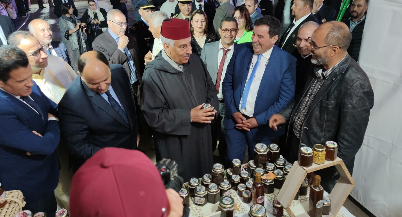 عامل مكناس ورئيس جماعة مكناس يفتتحان معرض للمنتجات المجالية عامل مكناس ورئيس جماعة مكناس يفتتحان معرض للمنتجات المجالية