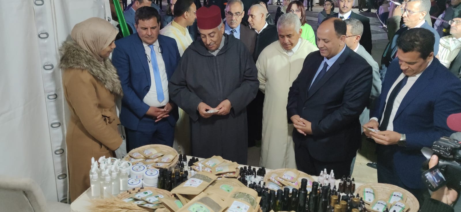 عامل مكناس ورئيس جماعة مكناس يفتتحان معرض للمنتجات المجالية