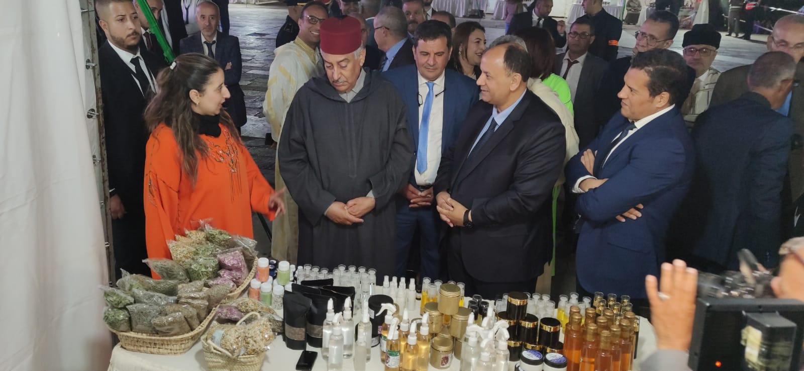 عامل مكناس ورئيس جماعة مكناس يفتتحان معرض للمنتجات المجالية عامل مكناس ورئيس جماعة مكناس يفتتحان معرض للمنتجات المجالية