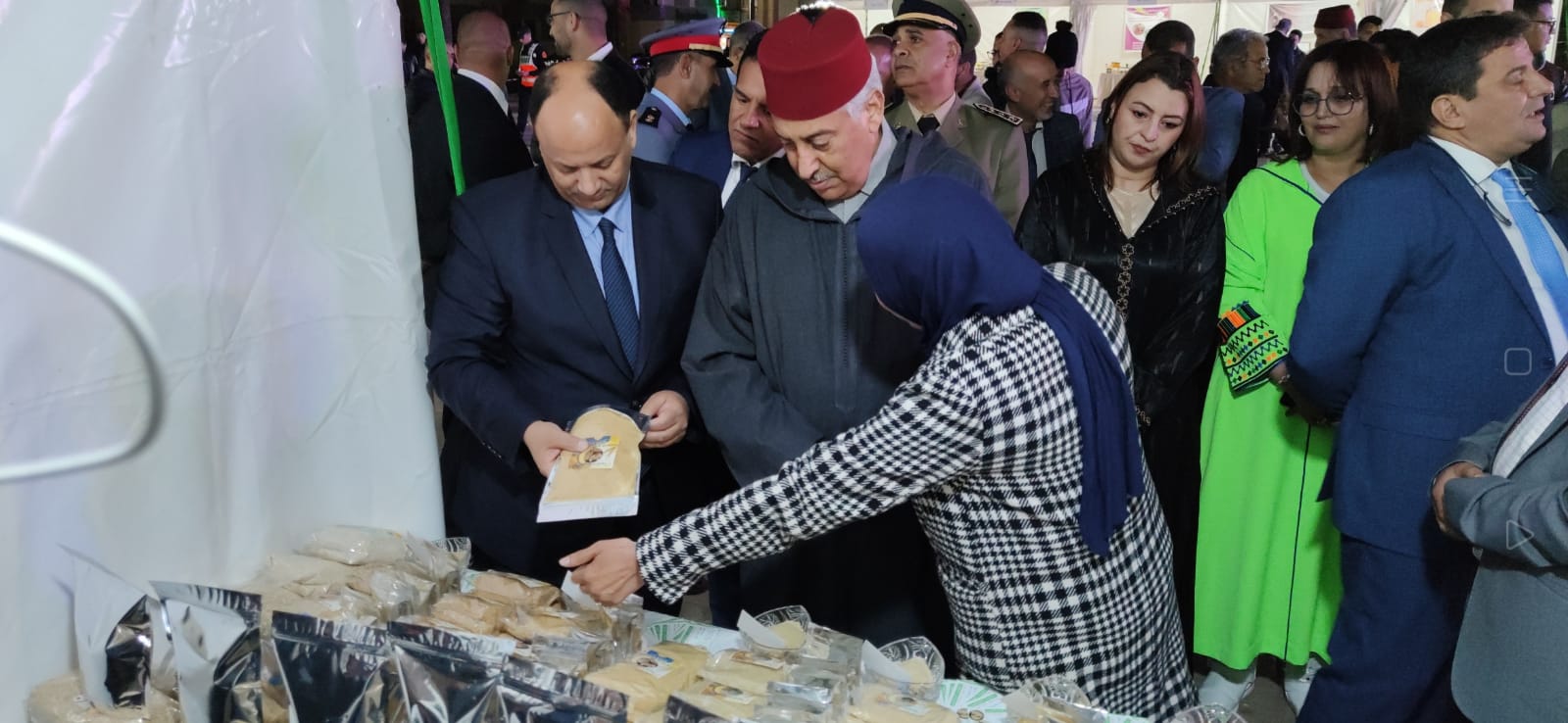 عامل مكناس ورئيس جماعة مكناس يفتتحان معرض للمنتجات المجالية عامل مكناس ورئيس جماعة مكناس يفتتحان معرض للمنتجات المجالية