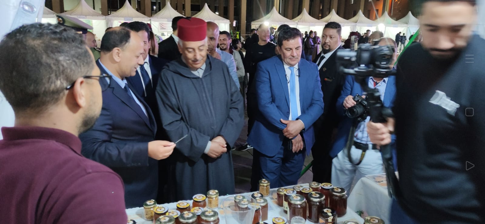 عامل مكناس ورئيس جماعة مكناس يفتتحان معرض للمنتجات المجالية عامل مكناس ورئيس جماعة مكناس يفتتحان معرض للمنتجات المجالية