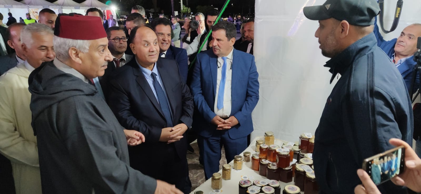 عامل مكناس ورئيس جماعة مكناس يفتتحان معرض للمنتجات المجالية عامل مكناس ورئيس جماعة مكناس يفتتحان معرض للمنتجات المجالية