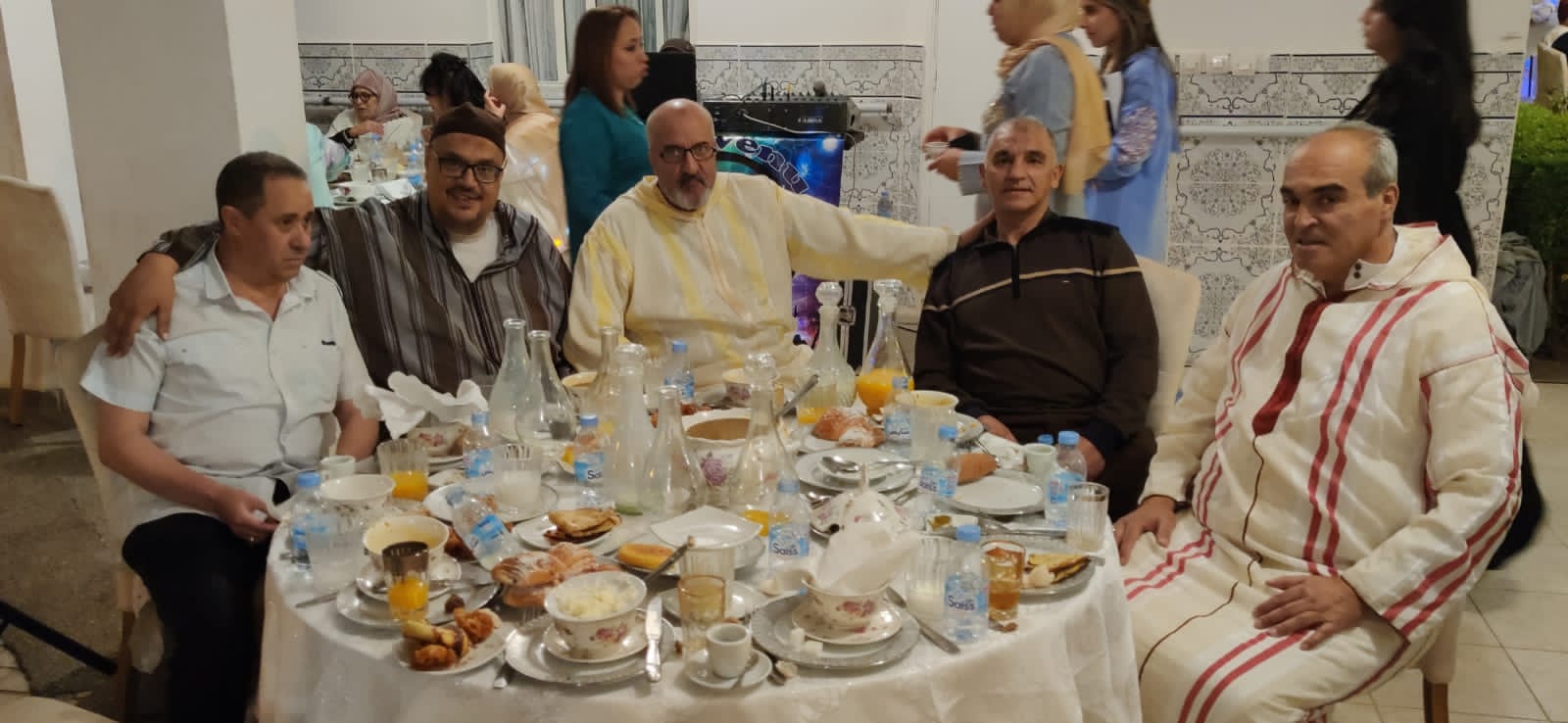 عامل عمالة مكناس يتراس افطار جماعي لفائدة نزلاء دار المسنين بمكناس عامل عمالة مكناس يتراس افطار جماعي لفائدة نزلاء دار المسنين بمكناس